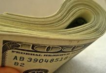 Dolarul a pierdut circa 1,5 bani