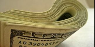 Dolarul a pierdut circa 1,5 bani