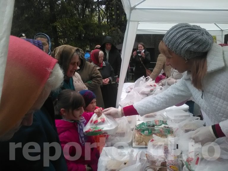 Rand la bucatele oferite de municipalitate si sfintite de preoti