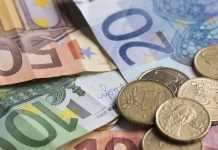 Euro a scăzut cu aproape un ban