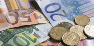 Euro a scăzut cu aproape un ban